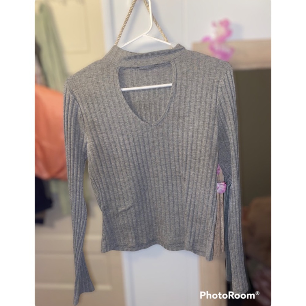 Cropped keyhole grey top🐚